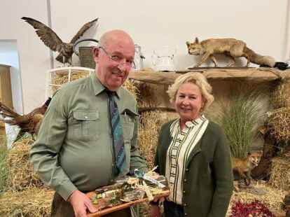 Die stv. Hegeringleiterin Marlies Backhus dankte Gerold Kahle f&uuml;r seine 30-j&auml;hrige Arbeit als Organisator der Hubertusmesse und &uuml;berreicht ihm im Namen des Hegerings als Dank ein Pr&auml;sent. Bild: Hegering