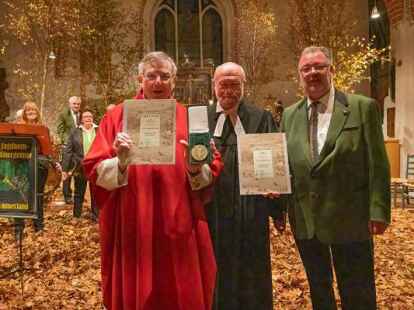 Ehrenplakette f&uuml;r Pfarrer: (v.li.) Pfarrer Carl Trennkamp und Pfarrer Malte Borchardt erhielten die Auszeichung von Hartwig Leipolt. Bild: Anika B&ouml;rries