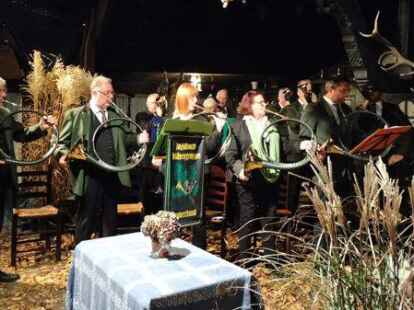 Besonderes Ambiente: ein strahlender Hirsch &uuml;ber einer Feuerstelle. Die Ammerl&auml;nder Jagdhornbl&auml;ser begleiteten die Hubertusmesse im Ammerl&auml;nder Bauernhaus.