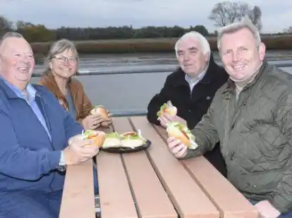 Die beiden wetterfesten, neuen Tisch- und Sitzgruppen weihten (von links) Holger B&uuml;sing, Astrid Ebberfeld, Heinz Doormann und Jens Ebberfeld ein.
