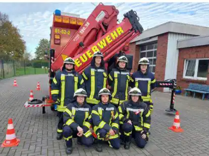 Nach der theoretischen und praktischen Pr&uuml;fung konnten (von links) Thorsten Seemann, Mirko Fr&uuml;hling, Mathias T&ouml;njes, Claas Oltmanns, Daniel Zell, Tom Gutzeit und Niklas Barghop den Kranschein in Empfang nehmen.