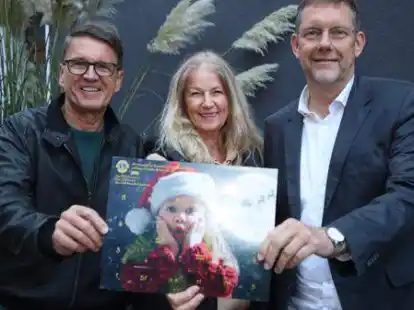 Pr&auml;sentieren den Lions-Adventskalender 2022 (von links): Lutz Duddeck, Anke Wragge und Uwe Oltmanns.