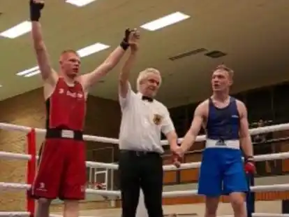 Marcel Sterlikow (in Rot) hat den Kampf gegen Bjarne Thoms beim L&auml;ndervergleich im Boxen zwischen Schleswig-Holstein und Niedersachsen gewonnen.