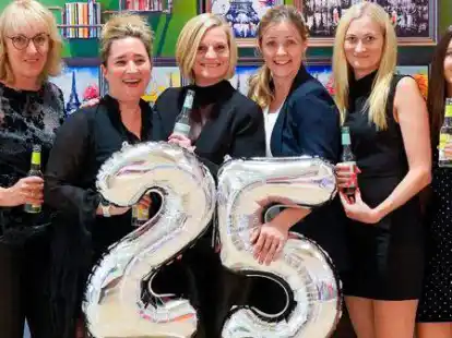 Das Reiseb&uuml;ro &bdquo;Sonne & mehr&ldquo; in Wardenburg wird 25. Das Team besteht aus Bettina Giegling (3. von links)  mit  Anja Krey, Kerstin Kl&auml;vemann, Kerstin Spille,   Talea Petersen und Ines Tammen.