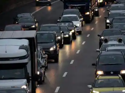 Morgens wie abends in der Rushhour unterwegs, um zum Job und wieder nach Hause zu pendeln. In Ostfriesland nehmen das zahlreiche Arbeitnehmer auf sich.
