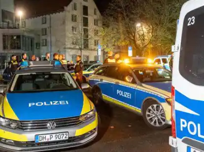 Gro&szlig;einsatz der Polizei in der Oldenburger Innenstadt in der Nacht auf Sonntag: Wegen eines Rap-Konzerts in einem illegalen Club kam es zu Auseinandersetzungen zwischen Anh&auml;ngern des Rappers und der Polizei.