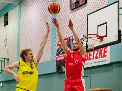 L&ouml;ningens Leistungstr&auml;ger Justus Krause (in Gelb-Schwarz, hier in einem vorherigen Spiel) verletzte sich in Delmenhorst am Knie.