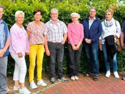 Bieten Nachbarschaftshilfe an: die Seniorenhelfer Herbert Hinrichs (von links), Helene K&ouml;sters, Rosa Strohschnieder, Martin Nitz, Irmtraud Bartjen, Hermann Knelangen, Angelika Cordes und Wolfgang D&ouml;ring. Auf dem Bild fehlen: Martin Thoben und Margrit Kethler.