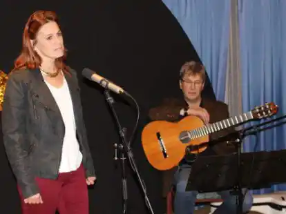 M&auml;rchenerz&auml;hlerin Conny Sandvo&szlig; und Musiker Norbert Fischer gestalteten die Er&ouml;ffnung der diesj&auml;hrigen Weihnachtsb&uuml;cherausstellung.