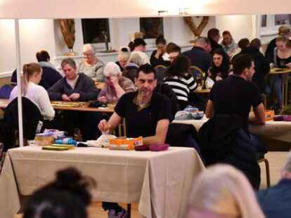 Spielleiter Reza Darbani verk&uuml;ndet die Zahlen.