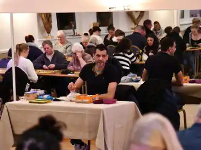 Spielleiter Reza Darbani verk&uuml;ndet die Zahlen.