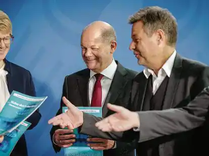 Veronika Grimm, Vorsitzende der Gaspreis-Kommission, &uuml;bergab Ende Oktober Bundeskanzler Olaf Scholz (SPD), Bundeswirtschaftsminister Robert Habeck (Gr&uuml;ne) und Bundesfinanzminister Christian Lindner den Abschlussbericht.