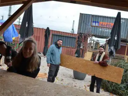 Hier wird aktuell noch alles f&uuml;r den Winterzauber vorbereitet: Gleispark-Betriebsleiterin Lina H&ouml;lter baut mit Jannik Kirchner und Jan Frerichs die Buden auf.