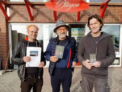 Das Gel&auml;nde von M&ouml;bel Pfl&uuml;ger in Norden wird ein Ostfriesenkrimi-Filmstudio: Producer Simon Grohe (von links), Autor Klaus-Peter Wolf und Schwigo Film-Gesch&auml;ftsf&uuml;hrer Martin Lehmann freuen sich, den Standort f&uuml;r insgesamt drei Verfilmungen der Romanreihe nutzen zu k&ouml;nnen.