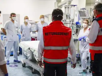 Rettungsdienste und Pflegekr&auml;fte in Notaufnahmen gehen beim Corona-Bonus leer aus. Sie sind nicht die einzigen Mitarbeiter im Gesundheitswesen, die nichts vom Geld sehen.