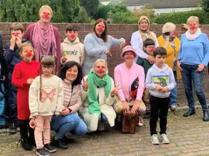 Mit roten Nasen und kleinen &Uuml;berraschungen aus ihrem Koffer zauberte Clownin Tessa den Gefl&uuml;chteten ein L&auml;cheln auf die Lippen.