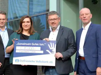 &bdquo;Kunst braucht Freunde&ldquo; (von links): Georg Alder (Volksbank), Lisa Felicitas Mattheis, Michael K&uuml;hn (beide Kunsthalle) und Heino Ammersken (Volksbank) bei der symbolischen Scheck&uuml;bergabe.