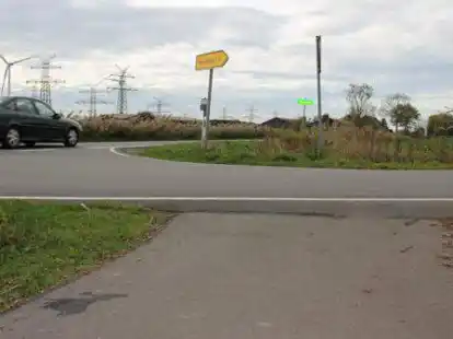 Derzeit endet der Radweg an der Kreisstra&szlig;e 213 von Elsfleth kommend an der Einm&uuml;ndung nach Neuenfelde. Hier m&uuml;ssen Radfahrer aktuell auf die Fahrbahn wechseln, wenn sie nach Nordermoor wollen.