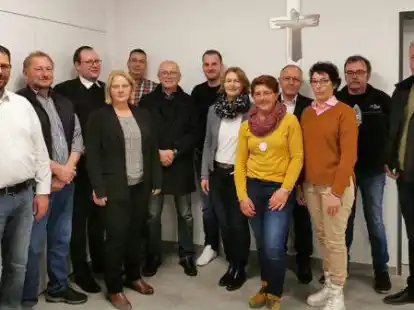 Der neue Kirchenausschuss der katholischen Kirchengemeinde St. C&auml;cilia in B&ouml;sel (von links): Rolf Deeken, Josef Tangemann, Pfarrer Stefan Jasper-Bruns, Ulrike Lenzschau, Markus Freke, Dr. Michael S&uuml;dbeck, Markus Hoppe, Brigitte Brunemund, Margret Brinkmann, Josef B&uuml;nger, Birgit Ziemba, Josef Franke und Rainer Schwerter.