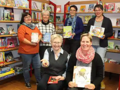 Das Team der B&uuml;cherei Str&uuml;cklingen hofft auf regen Besuch der Buchausstellung und ist mit den Vorbereitungen besch&auml;ftigt: Rita Bu&szlig; (sitzend von links) und Bianca Stavermann sowie Astrid Cordes (stehend von links), Maria Schnau, Christiane Immer und Anita Kruse.