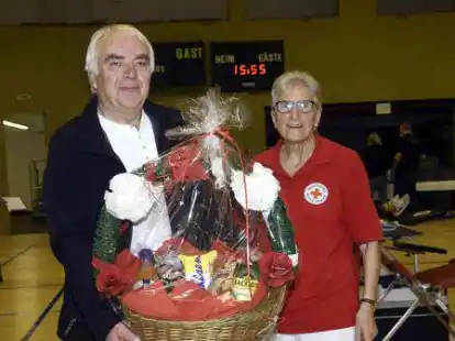 Erika Pichler vom DRK Elsfleth dankte Heinz Doormann mit einem Pr&auml;sentkorb f&uuml;r seine 100. Blutspende.