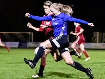 Die Spielerinnen der SG Neuscharrel/Altenoythe (in Blau) und der SG Elisabethfehn/Harkebr&uuml;gge schenkten sich nichts.