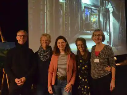 Die Kinofreunde Friesland haben ihre Spielst&auml;tte erfolgreich ins LOK Kulturzentrum Jever verlegt. Das freut Dr. Stefan Ragotzki-Oelfke (von links), Meike Oltmanns, Wiebke Sch&ouml;nbohm-Wilke, Susanne Balduff und Margit Budrich, Mitglieder der beiden Vorst&auml;nde Kinofreunde Friesland und LOK Kulturzentrum Jever.