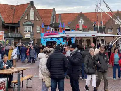 Treffpunkt Marktplatz: Neben Imbisswagen und Getr&auml;nkebuden lockten auch eine H&uuml;pfburg und ein Bungee-Trampolin f&uuml;r Kinder.