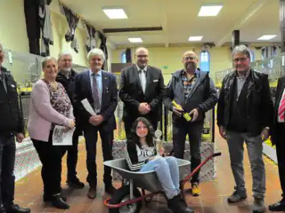 Siegerehrung bei der Rassekaninchenausstellung in Rodenkirchen (von links): Hans Schwedt, Andrea Arens, Dieter Bittermann, Horst Kortlang, Stella Wotschel, Harald Stindt, Frank Meiners, Alfred Hartmann und G&uuml;nter Busch