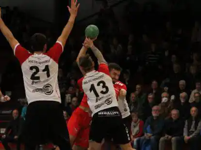 Ausgebremst wurden die Handballer der SG VTB/Altjührden um Markus Zindler (mit Ball) und Renke Bitter (links) von der HSG Delmenhorst.
