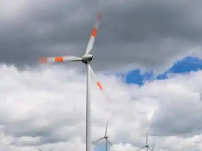 Unter einem wei&szlig;-blauen Himmel drehen sich die Windr&auml;der eines Windparks nahe Riepe in Ostfriesland (Niedersachsen).