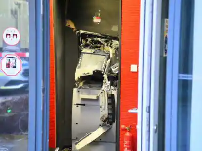 Ein gesprengter Geldautomat ist in einem Bankgeb&auml;ude zu sehen.