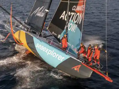 Boris Herrmann (mit Kappe) und sein Team im Training auf der &bdquo;Seaexplorer&ldquo;