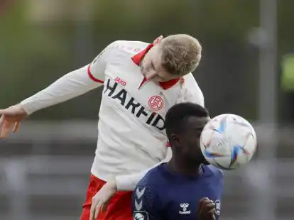 Luftduell im Aufsteigerduell: VfB-Angreifer Kebba Badjie (blaues Trikot) wird von einem Gegenspieler bedrängt.