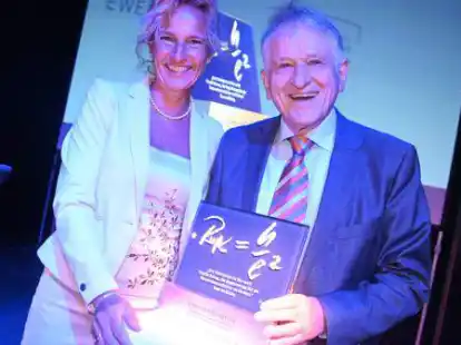 F&uuml;r ihr gro&szlig;es Engagement am Maintaler Albert-Einstein-Gymnasium ist die Lehrerin Sandra Gr&ouml;sser-P&uuml;tz mit dem Klaus-von-Klitzing-Preis geehrt worden. Physik-Nobelpreistr&auml;ger Professor Klaus von Klitzing &uuml;berreichte den Preis.