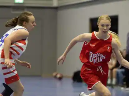 Lotta &Ouml;ttinger (rechts, OTB) zieht an BTB-Spielerin Lina Rohling vorbei.