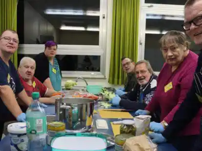 Die inklusive Gruppe &bdquo;Kommen &ndash; kochen &ndash; kennenlernen&ldquo; trifft sich regelm&auml;&szlig;ig in der Delmeschule in Harpstedt. Diesmal dabei (von links): Andre L&uuml;llmann, Reiner L&uuml;llmann, Nadine L&uuml;llmann, Henner Ott, Horst Swaczina, Christa Seiler und Jochen Siekmann.
