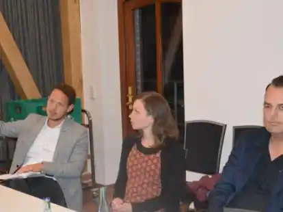 Die Mitarbeiter des &Uuml;bertragungsnetzbetreibers Amprion, Stefan Sennekamp (von links), Linda Halekotte und Florian Zettel erl&auml;uterten den Mitgliedern des Ausschusses f&uuml;r Wirtschaft, Planung, Verkehr und Umwelt den Stand der Planungen f&uuml;r H&ouml;chstspannungsverbindungen LanWin1, LanWin3 und Korridor B.