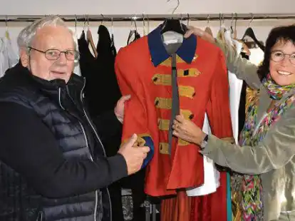 Sehen sich die Kost&uuml;me an: Winfried Wessels, Vorsitzender der Theatergemeinschaft, und Gesch&auml;ftsf&uuml;hrerin Inga Benavidez.