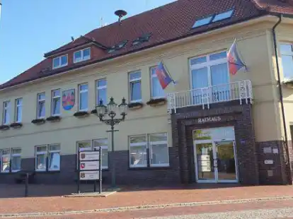 Das Rathaus in Apen: In der Gemeinde gibt es erneut politische Verschiebungen: Die UWG-Fraktion hat mit dem Wechsel von  Harald Schmidt von der SPD k&uuml;nftig 13 Mandate.