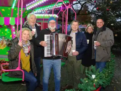 Er&ouml;ffneten im letzten Jahr den ersten Wintermarkt auf dem Hof Urban: (v.l.) Dagmar Breusch und Helmut Urban, Musiker Kuddel Hohnholz, Landrat Dr. Christian Pundt, Claudia Skatulla und B&uuml;rgermeister J&ouml;rg Skatulla.