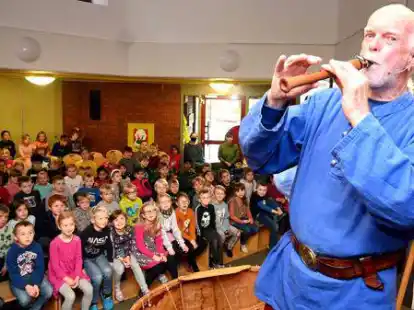 &bdquo;Kiepenkasper&ldquo; Uwe Spillmann trat vor allen Erst- und Zweitkl&auml;sslern aus dem Gemeindegebiet auf &ndash; darunter auch die Bookholzberger Grundsch&uuml;ler.
