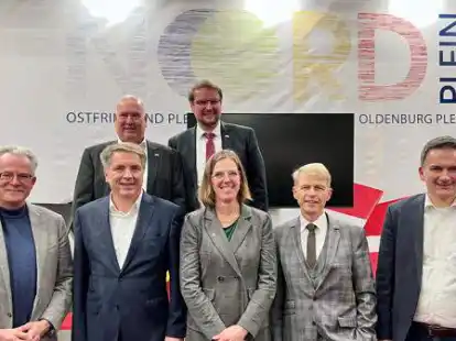 Freuten sich auf zwei spannende Messetage bei den &bdquo;Promotiedagen 2022&ldquo; (hintere Reihe): Claus-Peter Horst (B&uuml;rgermeister der Stadt Leer) und Tim Kruithoff (OB der Stadt Emden) sowie Koen Schuiling (B&uuml;rgermeister von Groningen), Oldenburgs Oberb&uuml;rgermeister J&uuml;rgen Krogmann, Cora-Yfke Sikkema (stellvertretende Vorsitzende Ems Dollart Region), Dr. Bernhard Brons (IHK-Pr&auml;sident f&uuml;r Ostfriesland und Papenburg) sowie Uwe Sap (B&uuml;rgermeister der Gemeinde Bunde).