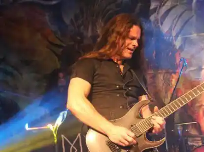 Gitarrist Sven L&uuml;dke spielt mit seiner Band Mob Rules an diesem Sonnabend, 12. November, in der Jahnhalle.