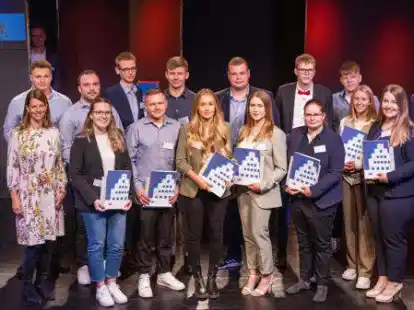 Gratulierten den landesbesten Auszubildenden aus dem Oldenburger Land: Dr. Torsten Slink, Hauptgesch&auml;ftsf&uuml;hrer der Oldenburgischen IHK (links), Maike Bielfeldt, Hauptgesch&auml;ftsf&uuml;hrerin IHKN (2. von links) und Andreas Kirschenmann, Pr&auml;sident der IHKN (rechts), mit den 14 anwesenden Landesbesten aus dem Bereich der Oldenburgischen IHK