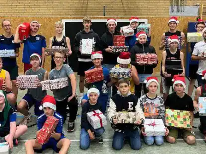 Waren wieder f&uuml;r die Aktion &bdquo;Weihnachten im Schuhkarton&ldquo; flei&szlig;ig: die Baskets aus Borssum.