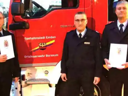 Harald Janssen (Mitte) &uuml;berreichte die Urkunden an Ortsbrandmeister Uwe Weets (links) und seinen Stellvertreter Sascha Smidt.