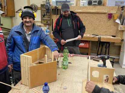 Robin Hurka (hinten, Mitte) und sein Team t&uuml;fteln aktuell am Bau von Weihnachtskrippen herum. Vor der Kreuzkirche steht bereits der Beweis, was sie alles k&ouml;nnen.