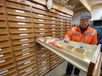 Vorarbeiter Uwe Weinrich im Lager des Werkstattprojektes