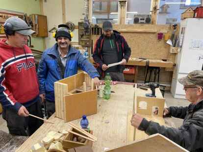 Robin Hurka (hinten, Mitte) und sein Team der Holzwerkstatt beim Krippenbau